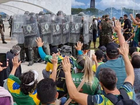 Documentário 'No Céu da Pátria Nesse Instante' revela tensões do processo eleitoral brasileiro