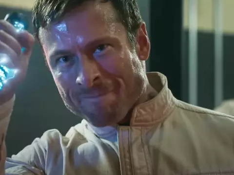 Glen Powell Brilha em Nova Imagem da Adaptação de Stephen King