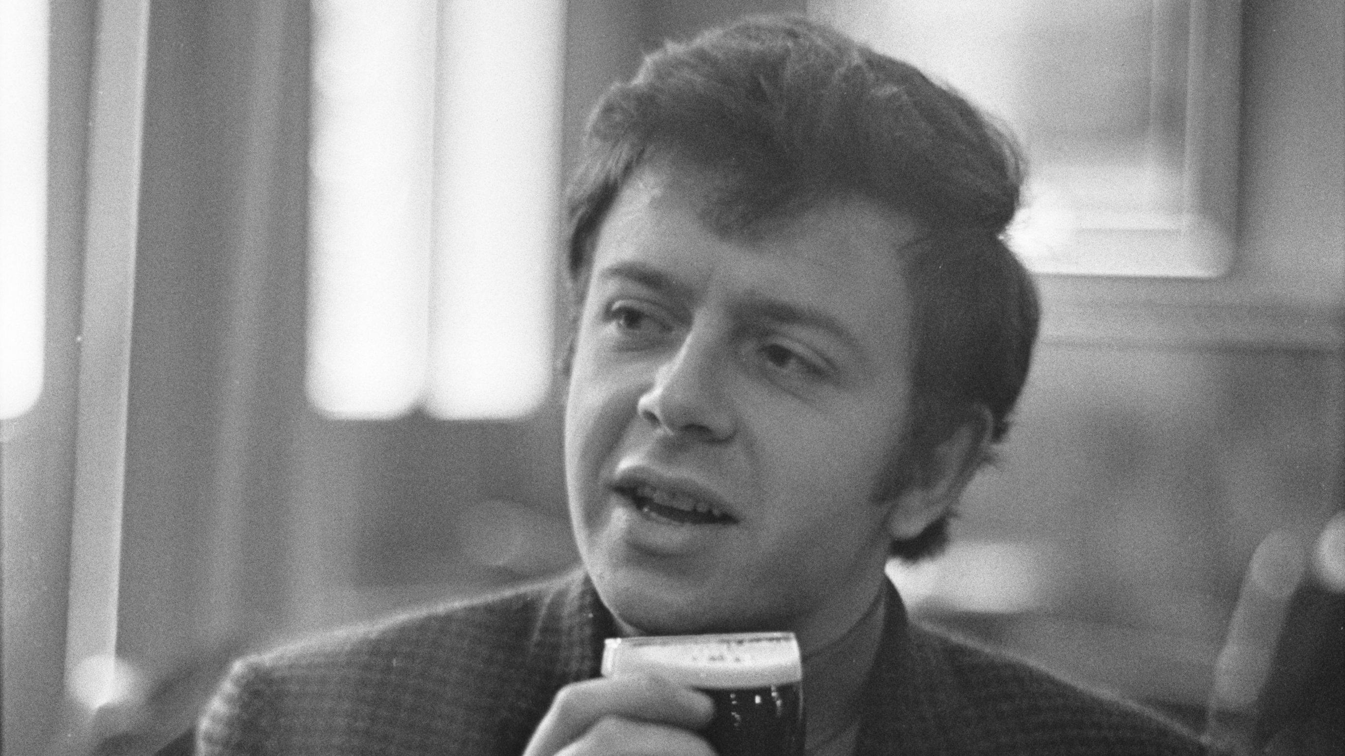 Adeus a Ray Brooks: Voz de 'Mr. Benn' e Estrela de 'The Knack' Parte aos 86 Anos