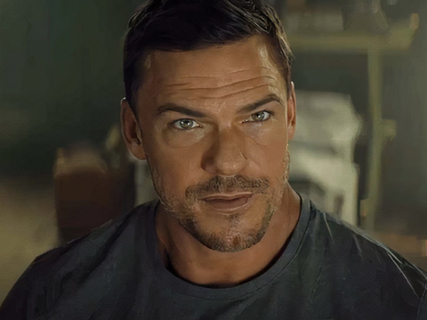 Alan Ritchson Sofre Acidente no Set da 4ª Temporada de Reacher e Mostra Resultado