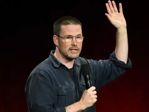 Novo Filme de Resident Evil Promete História Inédita, Afirma Diretor Zach Cregger