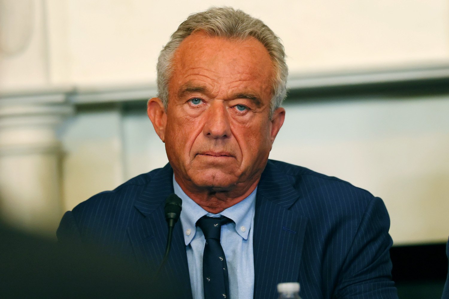Críticas a RFK Jr.: Postagem de Fotos de Pesca Durante Crise no CDC Gera Polêmica