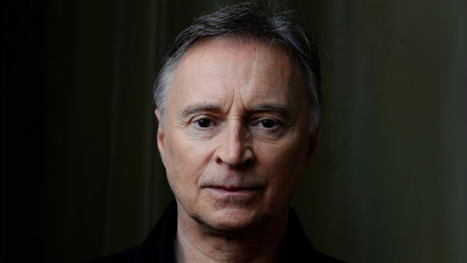 Robert Carlyle Assume Papel Icônico de Sherlock Holmes na Segunda Temporada de 'Watson'