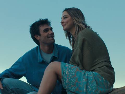 Romance de Madelyn Cline e KJ Apa Estreia no Prime Video com Novas Imagens