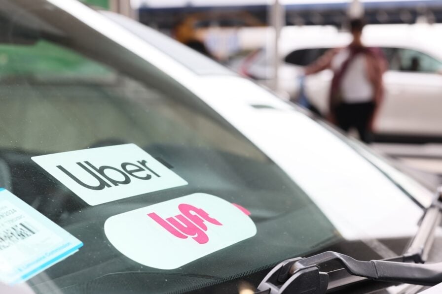 Califórnia Pode Proibir Uber e Lyft de Cobrar Mais com Base na Bateria do Celular