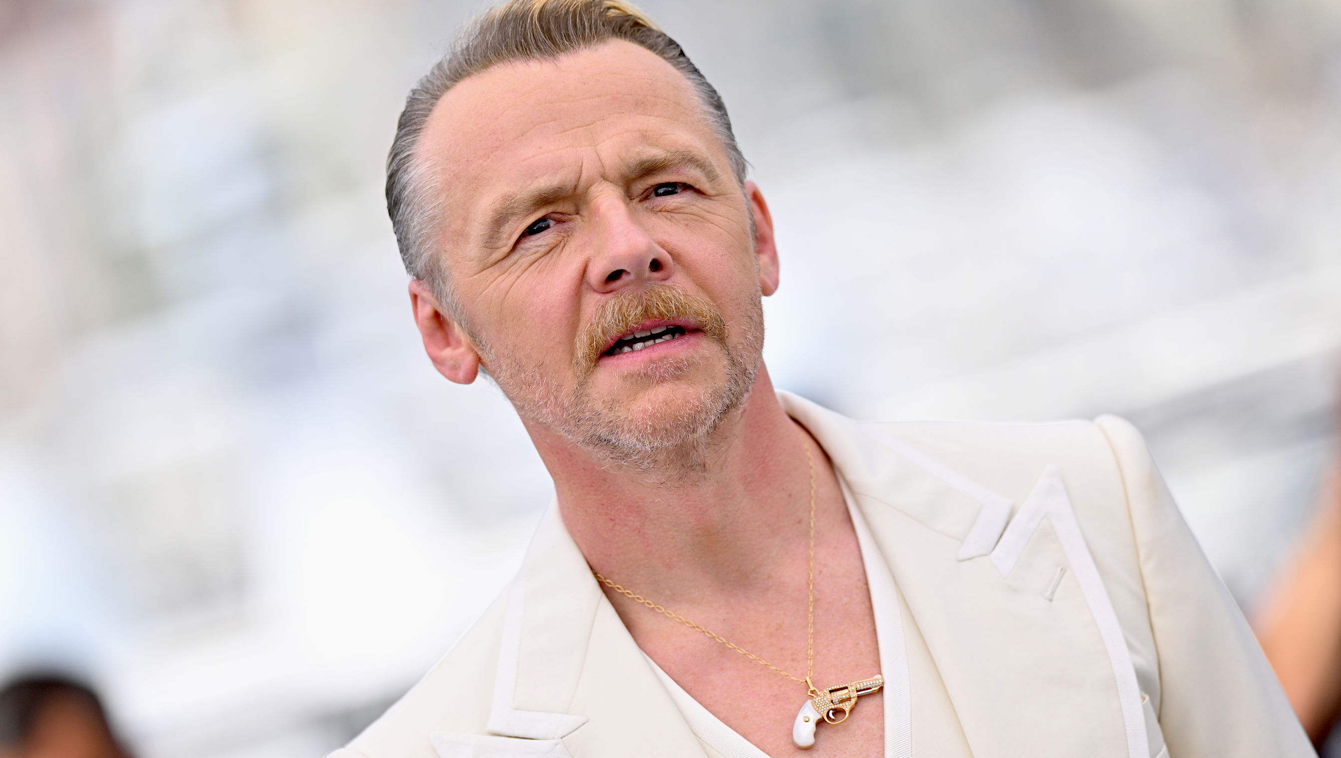 Filme 'Angels in the Asylum', de Simon Pegg, Suspende Filmagens e Deixa Dívida de $5 Milhões