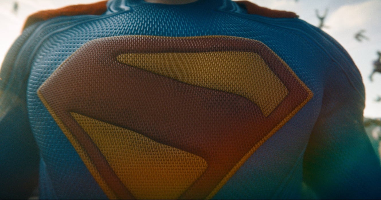 Campanha Global de Superman Exibe Símbolo Icônico em Cidades do Mundo