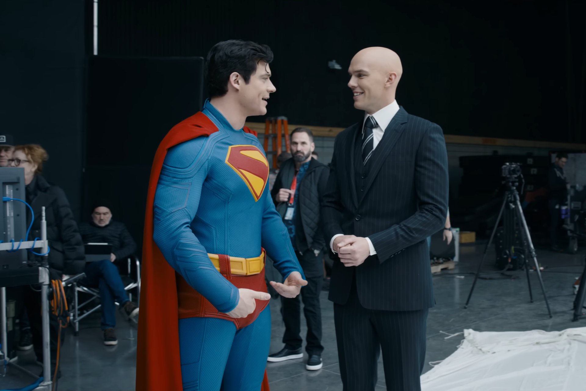 James Gunn Revê Decisão e Superman Mantém Clássico Visual com Sunga Vermelha