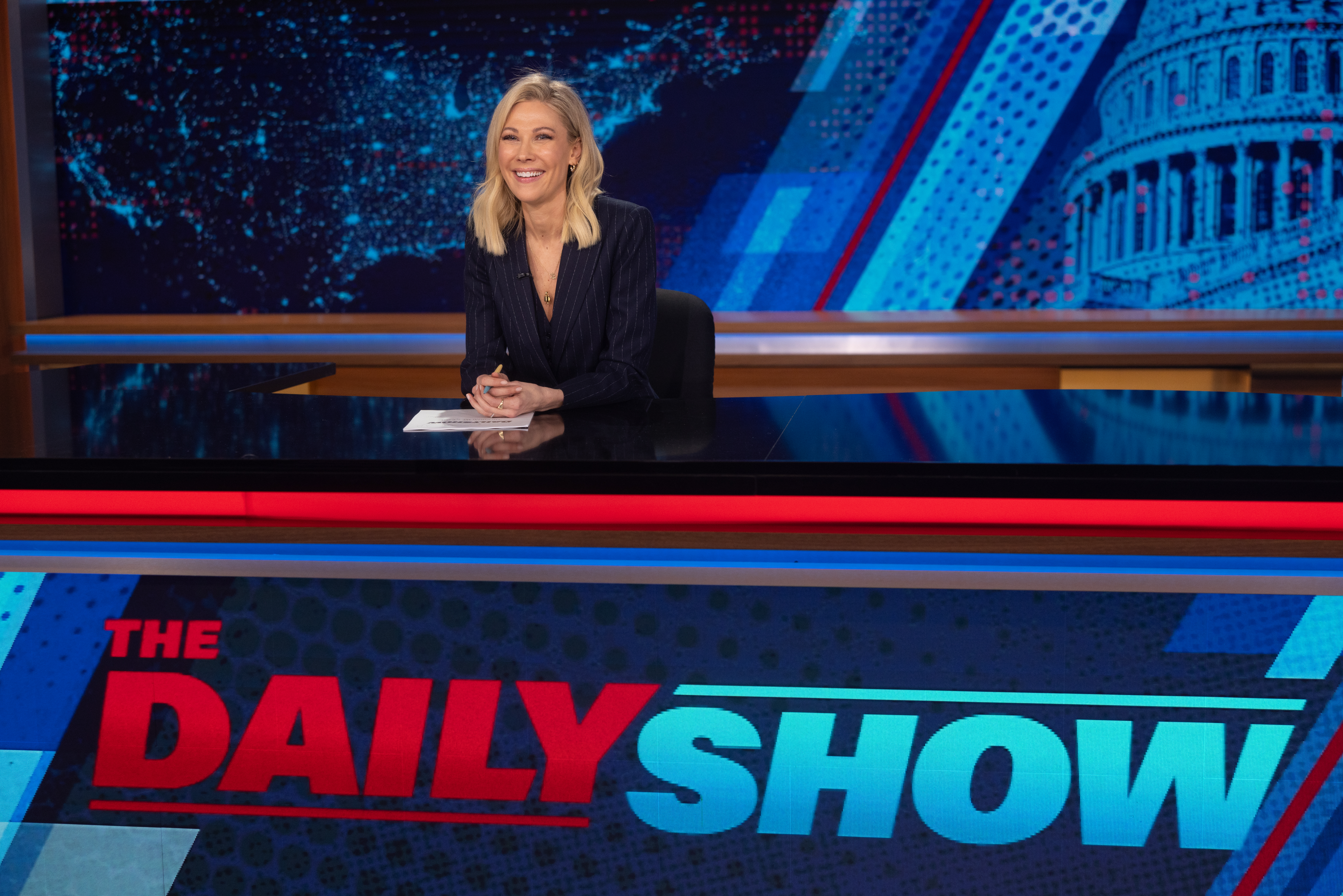 Desi Lydic do 'The Daily Show' Expõe Conspirações em Estilo 'Foxsplains'