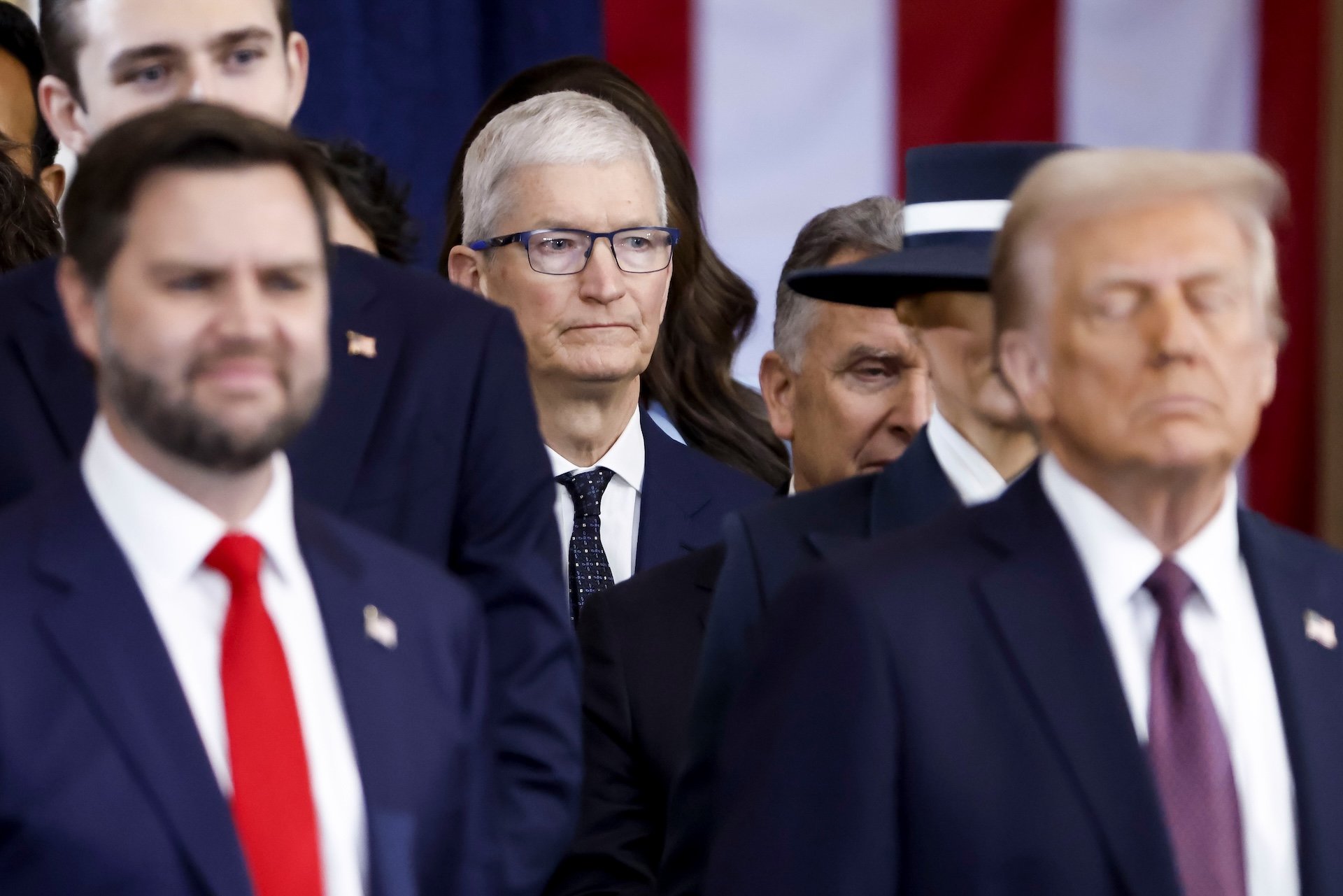 Tim Cook Participa de Evento com Trump na Casa Branca enquanto Apple Anuncia Investimento Bilionário