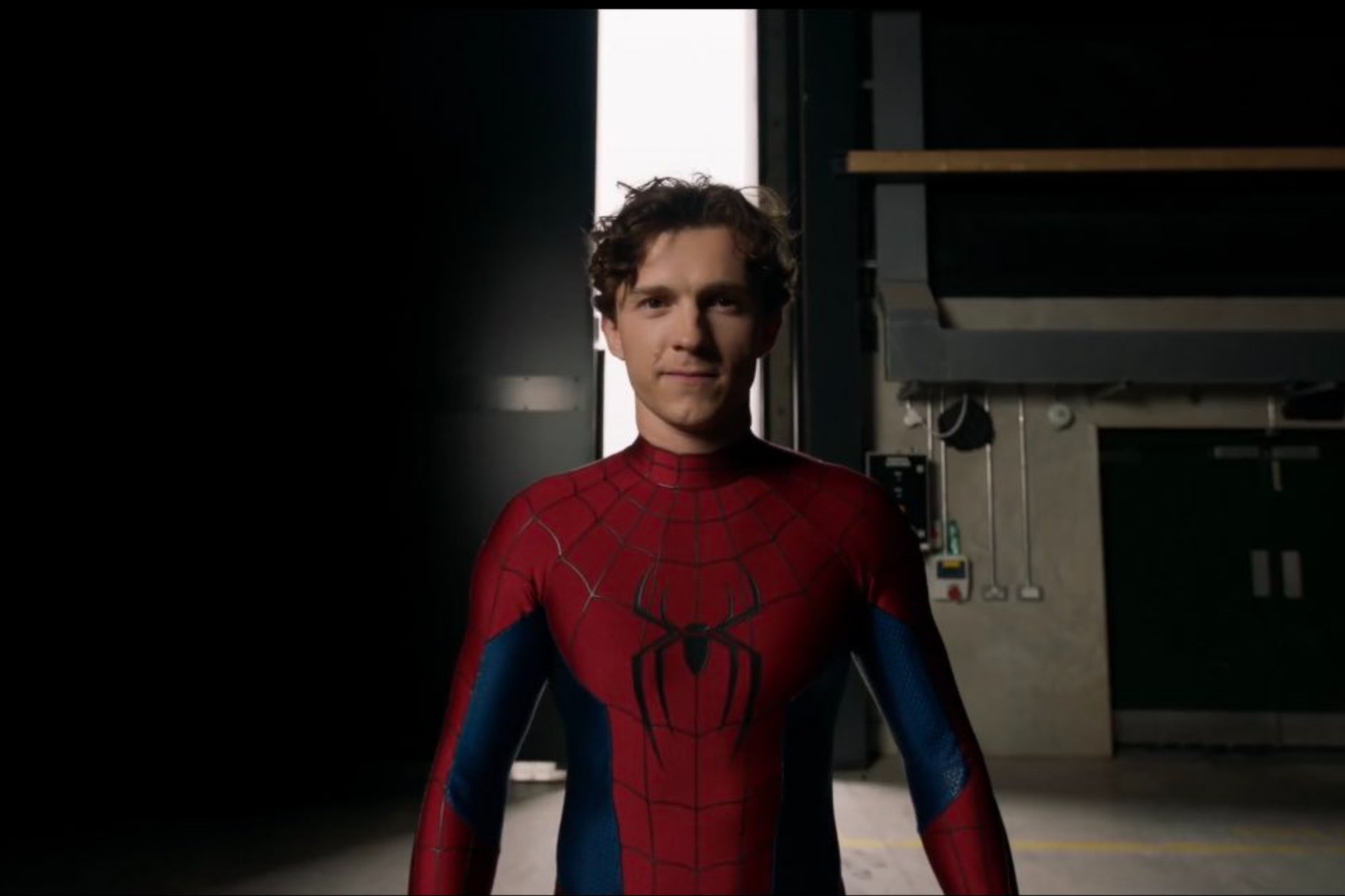 Tom Holland Revela Traje Inédito do Homem-Aranha em 'Um Novo Dia' para 2026