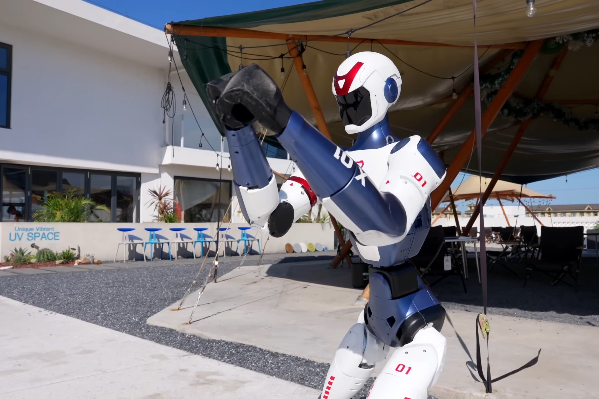 Conheça o Robô Humanoide que Faz Acrobacias e Custa Menos que Dois Apple Vision Pros